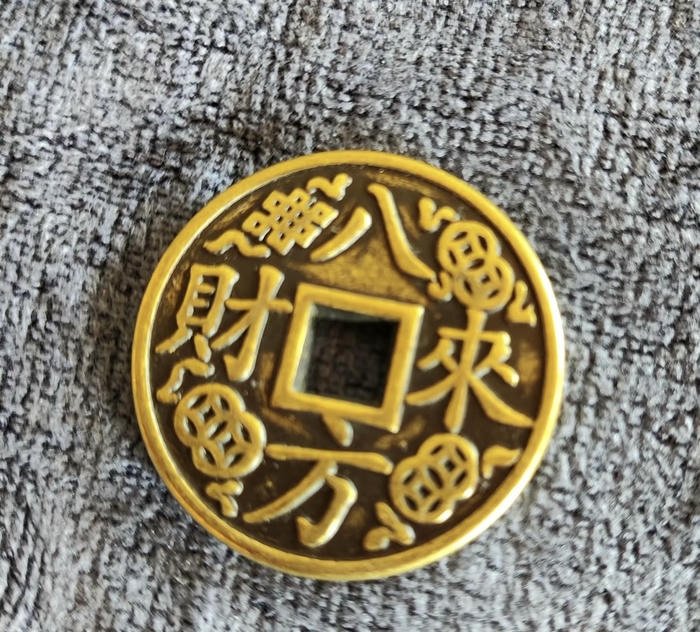 Ảnh đồng xu vàng sáng tối giản