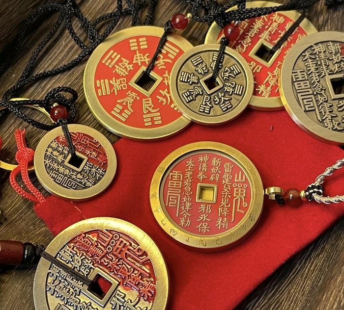 Ảnh phong thủy tiền xu đỏ