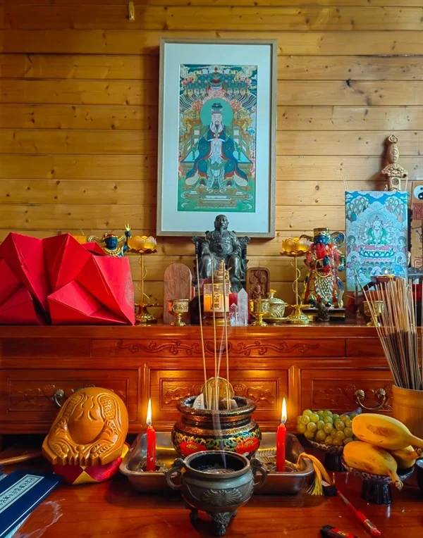 Hình bàn thờ phong thủy ánh sáng dịu nhẹ