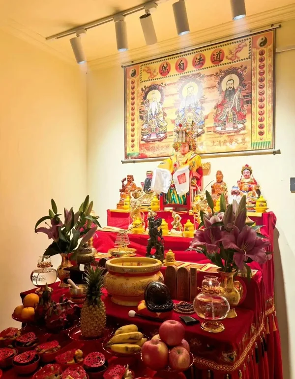 Hình bàn thờ phong thủy cảm giác trang nghiêm