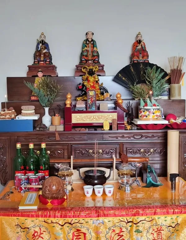 Hình bàn thờ phong thủy gam màu ấm cúng