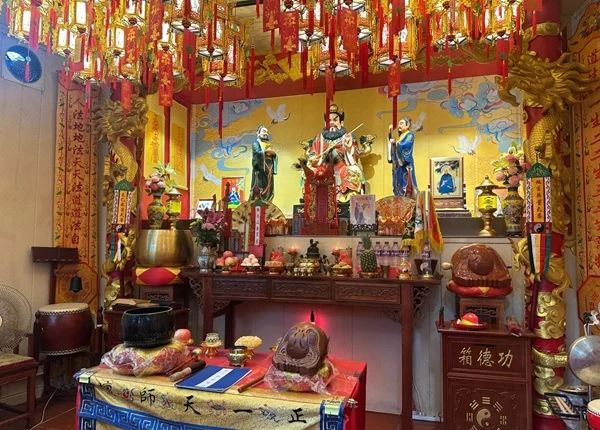 Hình bàn thờ phong thủy họa tiết tinh xảo