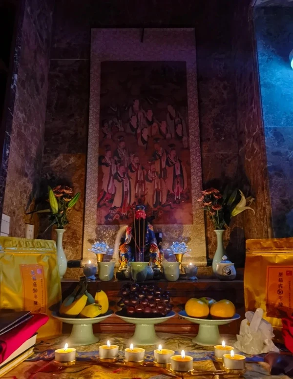 Hình bàn thờ phong thủy khí chất tôn nghiêm