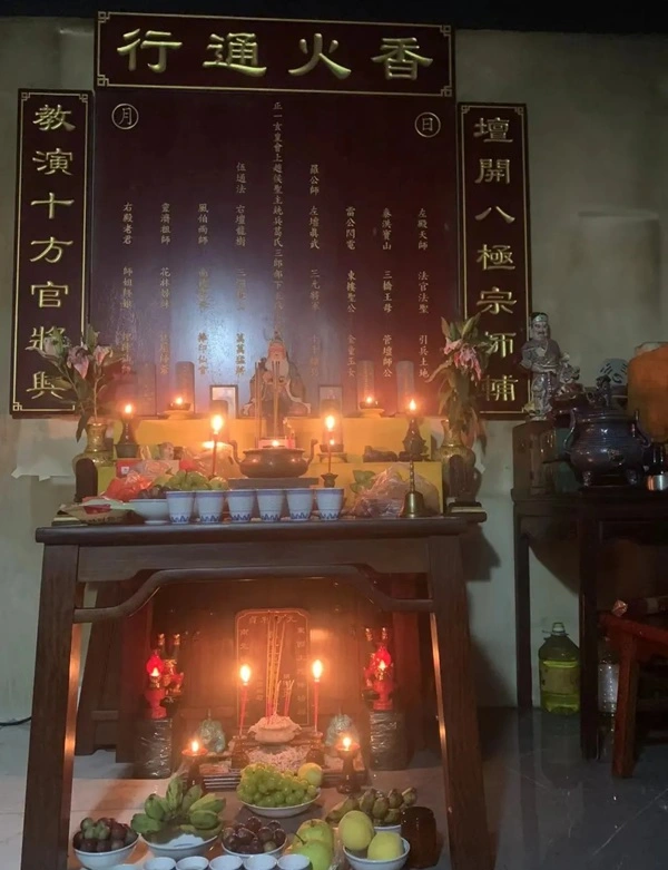 Hình bàn thờ phong thủy mang năng lượng bình an