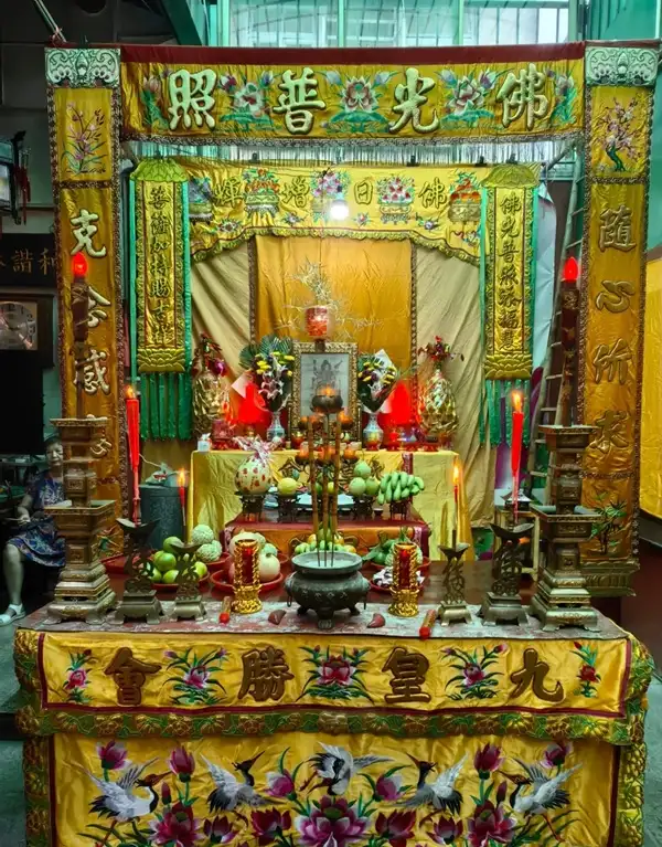 Hình bàn thờ phong thủy thiết kế hiện đại