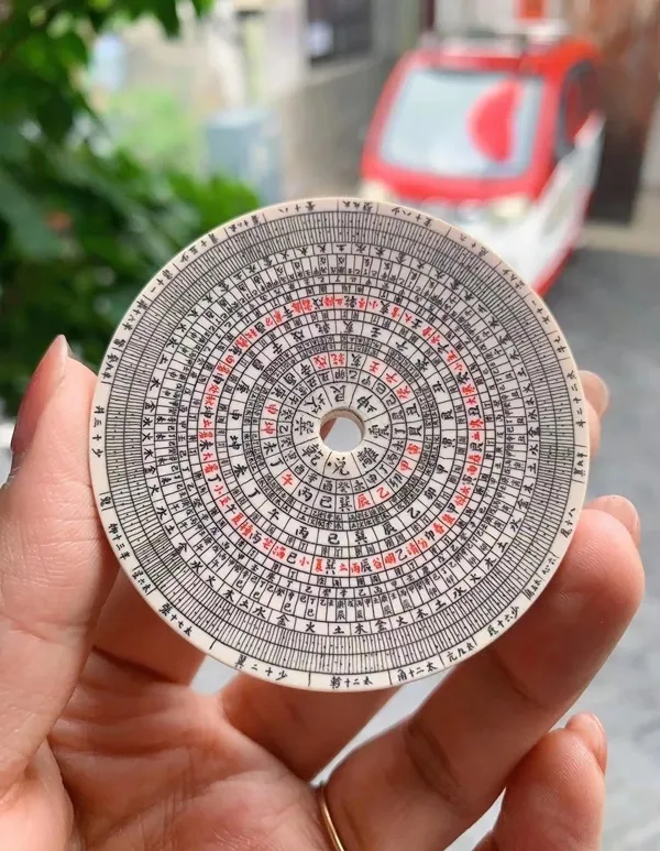 Hình bát quái phong thủy đường nét mạnh mẽ