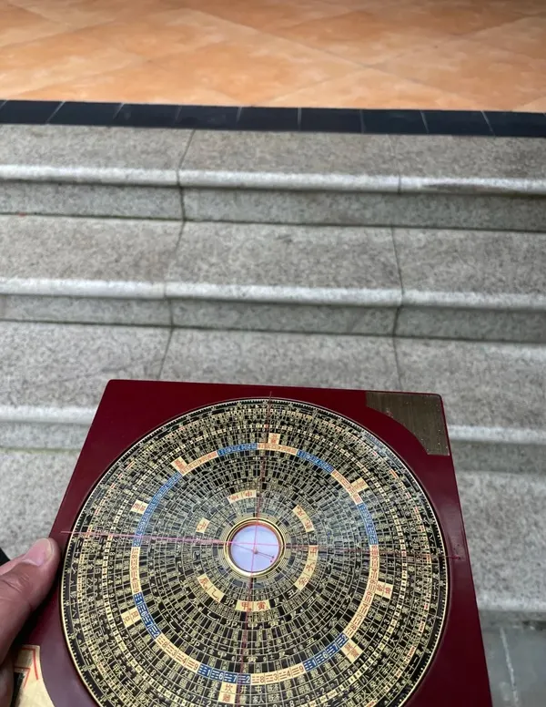 Hình bát quái phong thủy gam màu nhẹ dịu