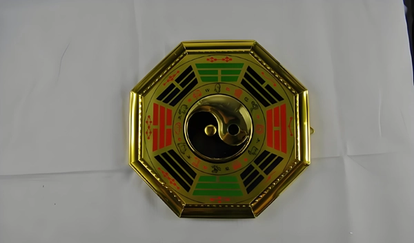 Hình bát quái phong thủy tông màu nổi bật