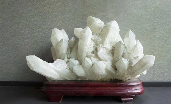 Hình đá thạch anh phong thủy ánh sáng tinh tế