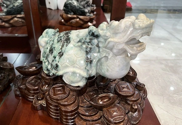 Hình đá thạch anh phong thủy họa tiết tự nhiên