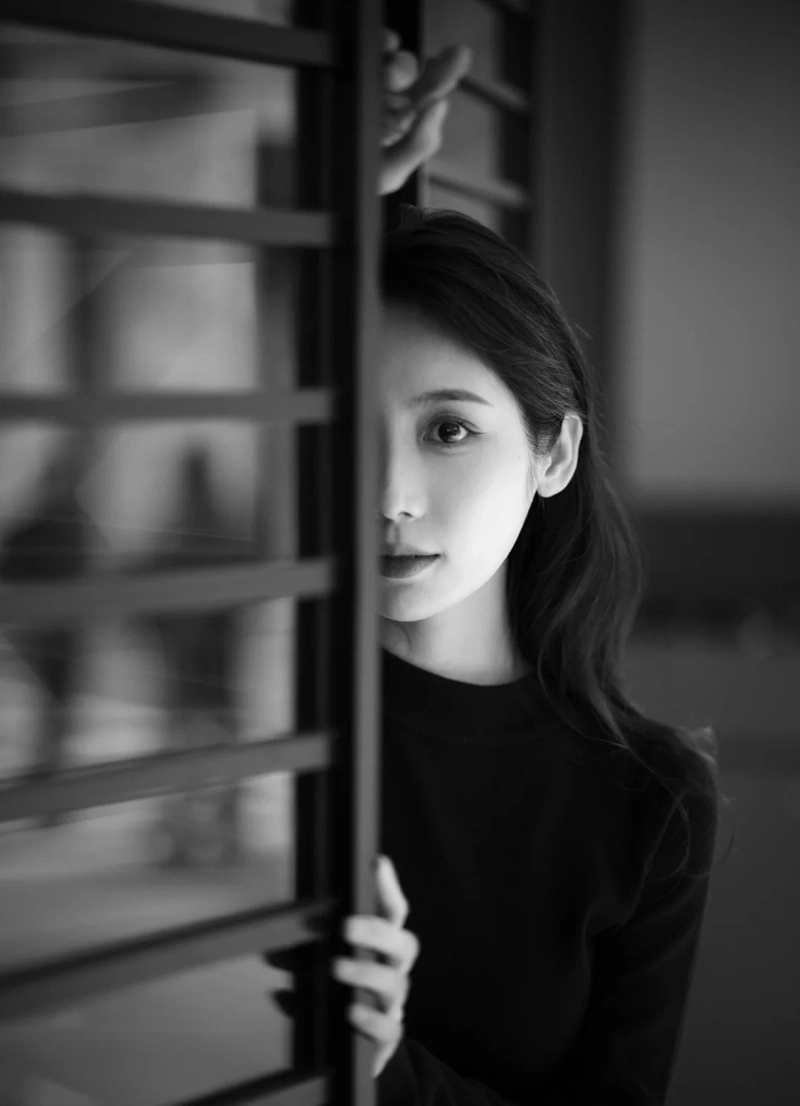 Hình nền đen trắng đẹp ánh sáng dịu nhẹ