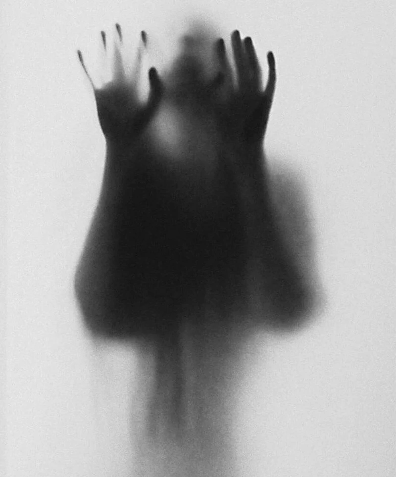 Hình nền đen trắng đẹp phối màu tối giản