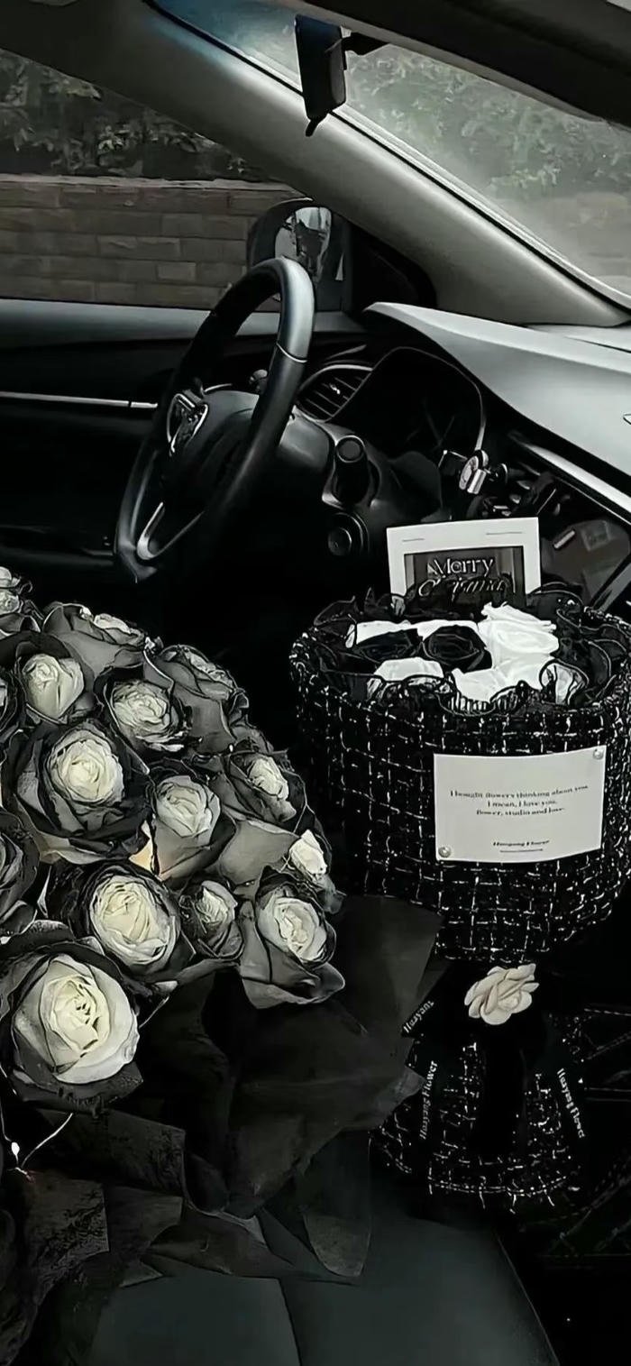 Hình nền đen trắng tối giản