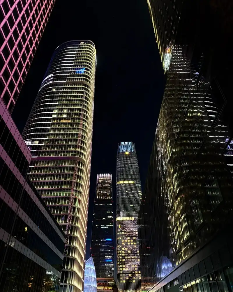 Hình nền thành phố đêm hiện đại huyền ảo