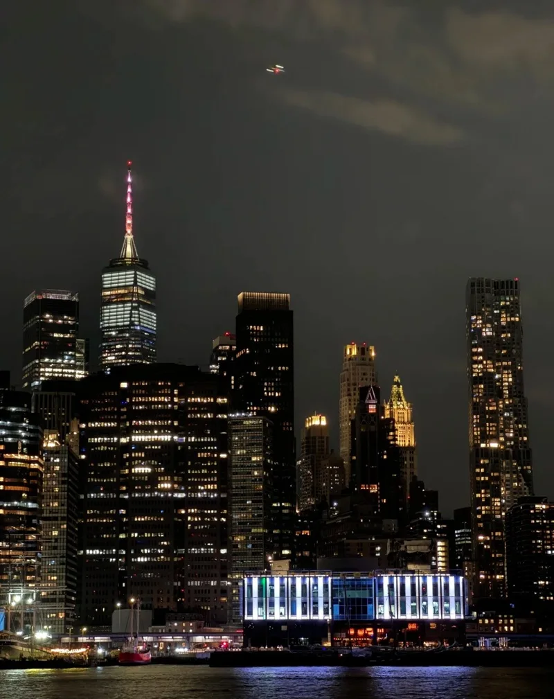 Hình nền thành phố đêm tòa nhà soi bóng