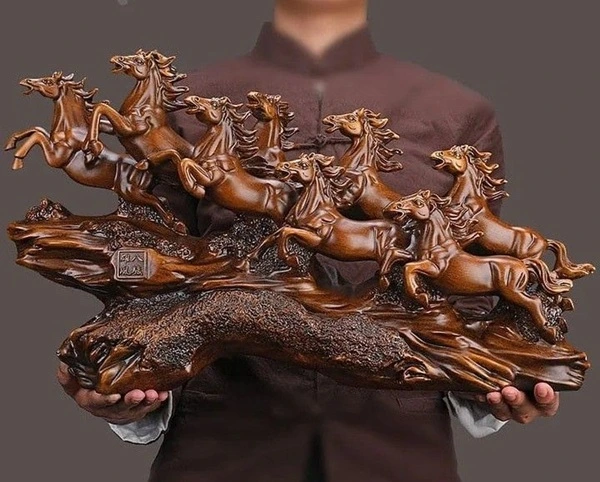 Hình ngựa phong thủy không gian trang trọng