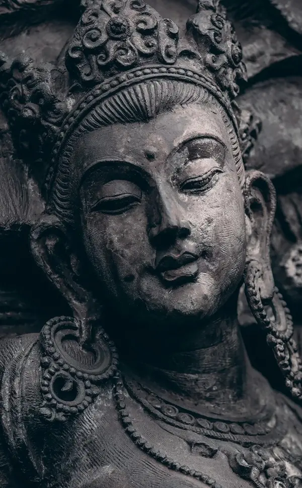 Hình tượng Phật an lành ánh sáng phản chiếu đẹp