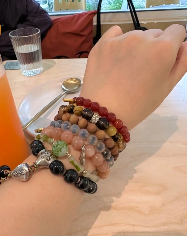 Hình vòng tay phong thủy ánh sáng phản chiếu