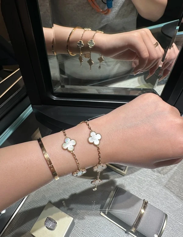 Hình vòng tay phong thủy chất liệu tự nhiên