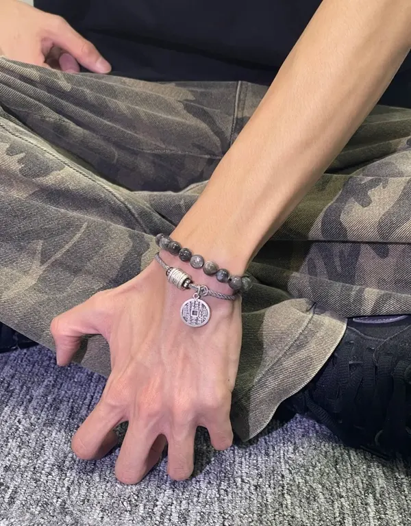 Hình vòng tay phong thủy phong cách hiện đại