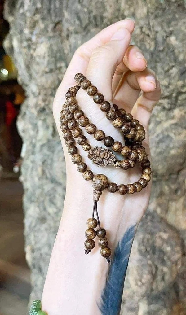 Hình vòng trầm phong thủy dễ phối trang phục