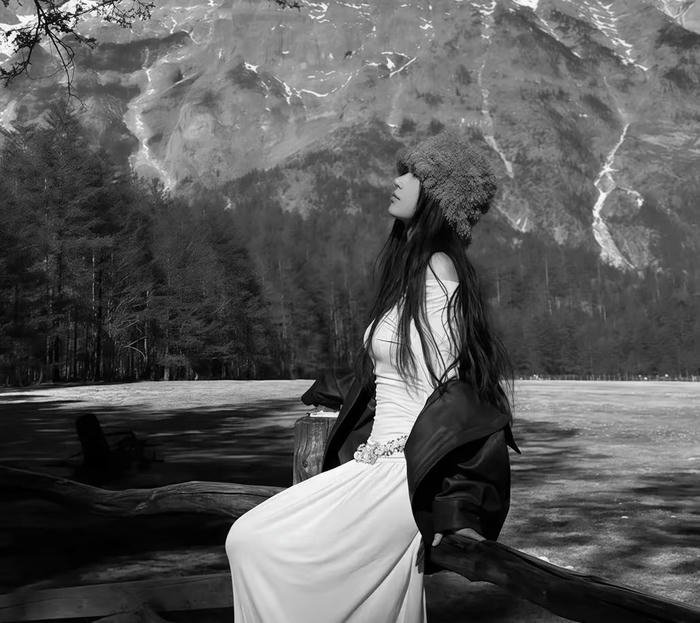 avatar trắng đen tinh tế avatar trắng đen tinh tế