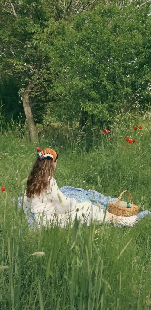 hình nền cô gái trên bãi cỏ