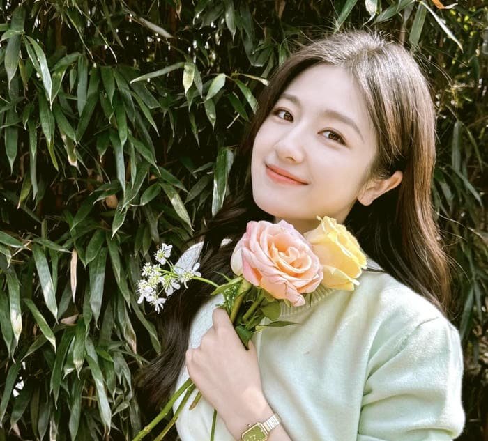 nụ cười nhẹ nhàng avatar nữ