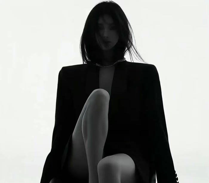 tạo hình minimal dark