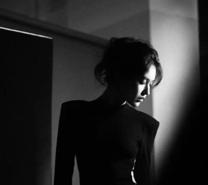 Ảnh avatar nghệ thuật tối màu nhẹ nhàng