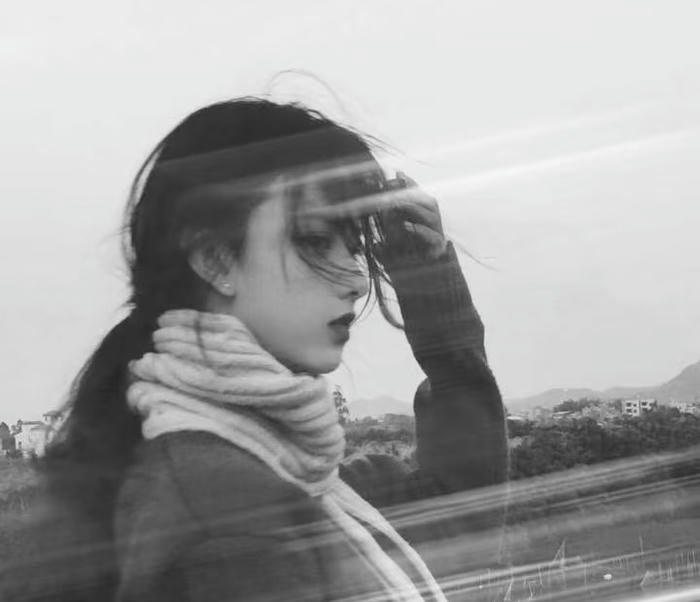 Ảnh avatar trắng đen tối giản bí ẩn