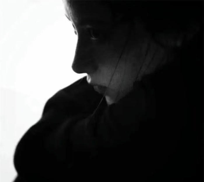 Ảnh avatar trắng đen tối giản phong cách