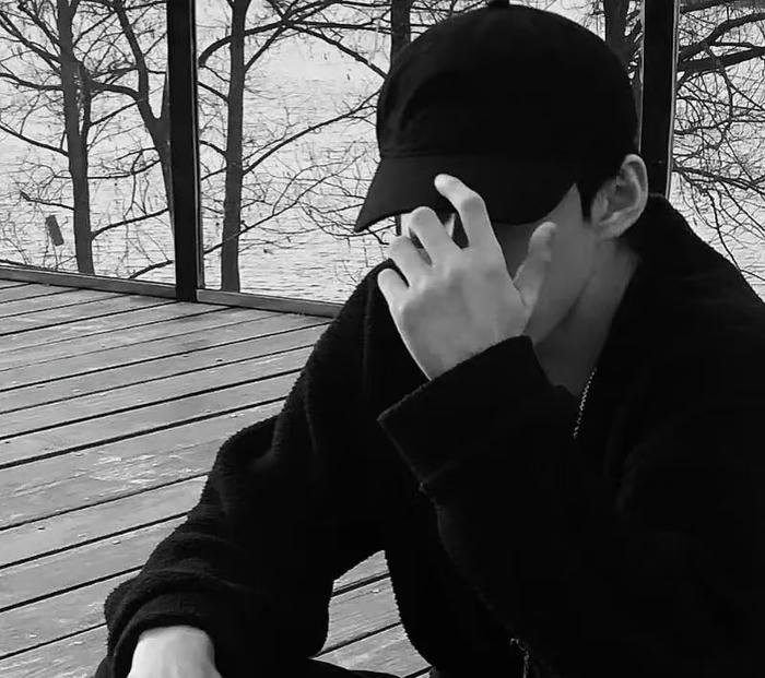 Ảnh avatar trắng đen tối giản siêu đẹp