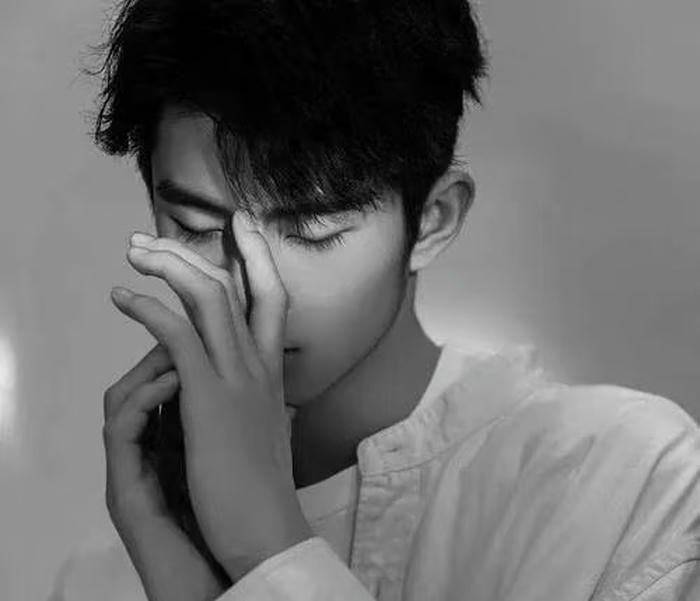 Ảnh avatar trắng đen tối giản tinh tế