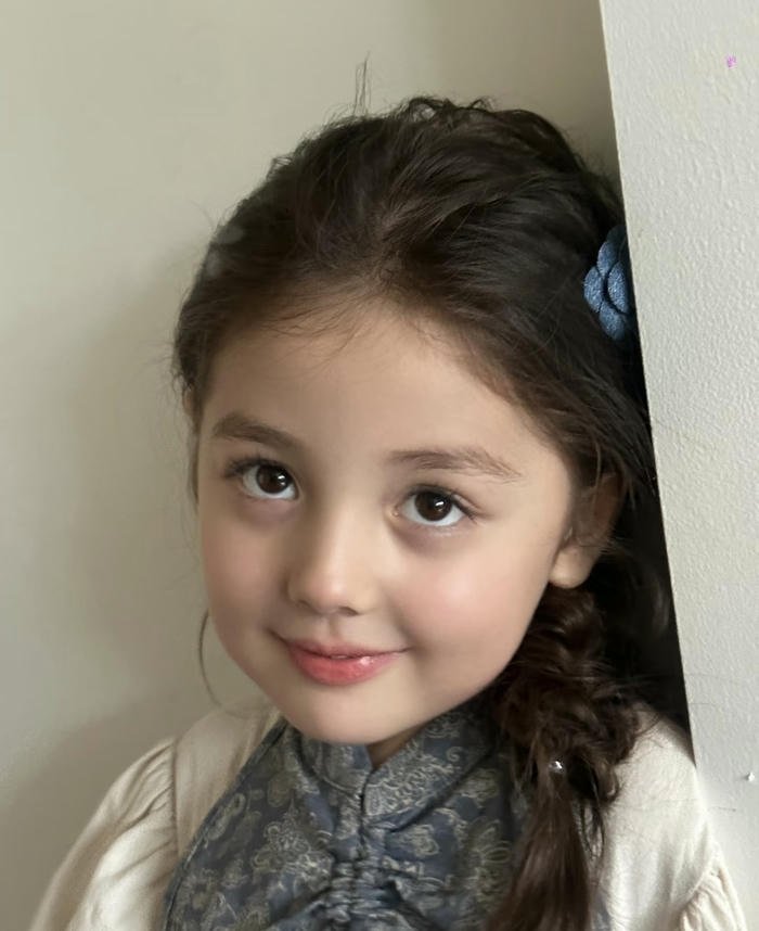 Ảnh đại diện girl xinh nhẹ nhàng phối tông sáng