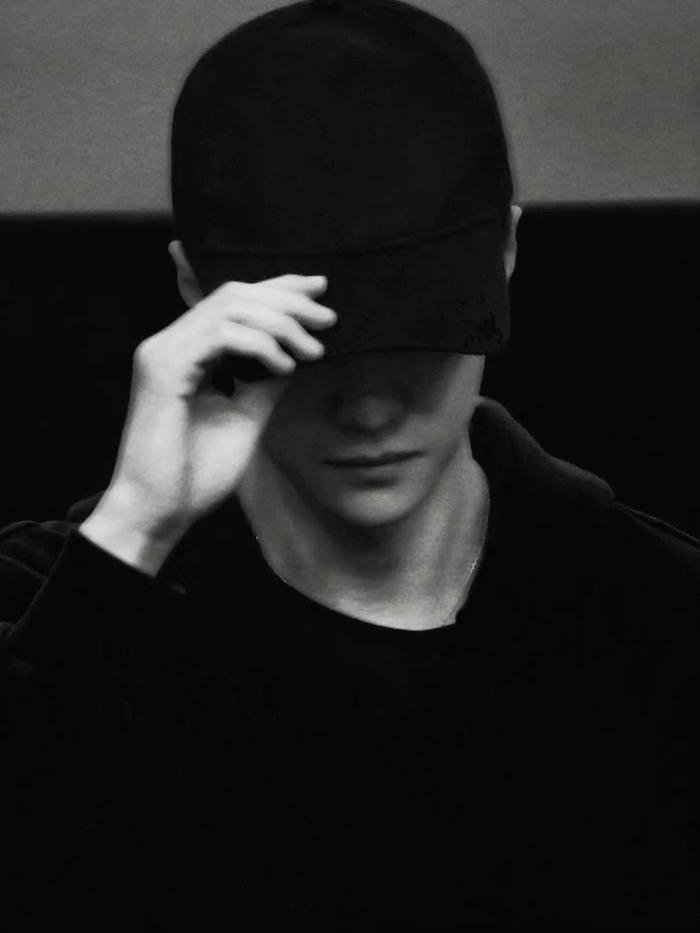 Avatar chất lạ nam tối giản