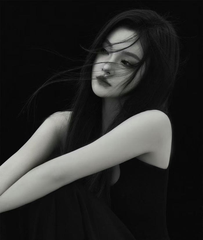 Avatar nghệ thuật tối màu cuốn hút