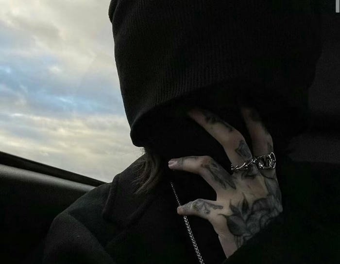 Avatar nghệ thuật tối màu sâu sắc