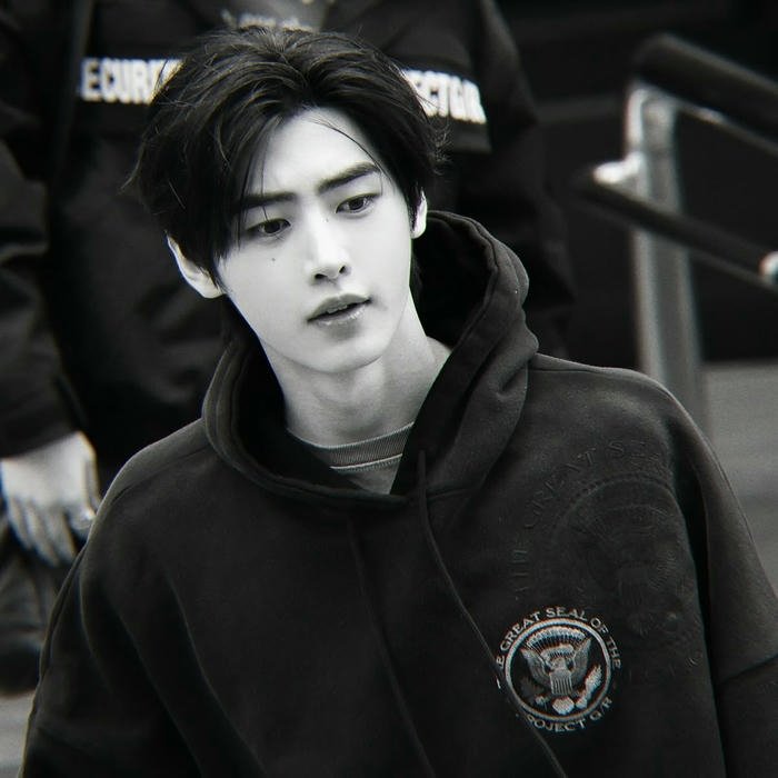 Avatar trắng đen tối giản cao cấp