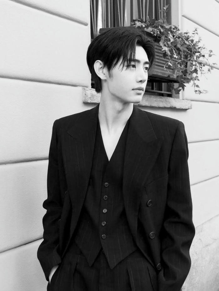 Avatar trắng đen tối giản cuốn hút