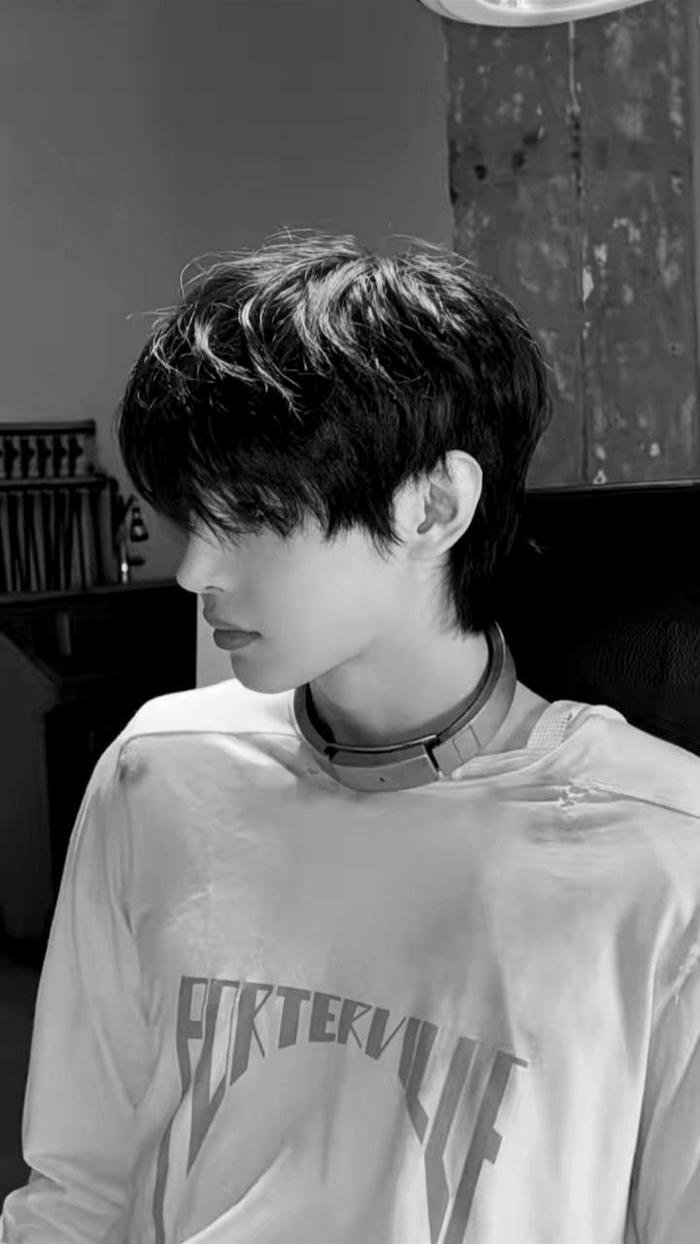 Avatar trắng đen tối giản nghệ thuật