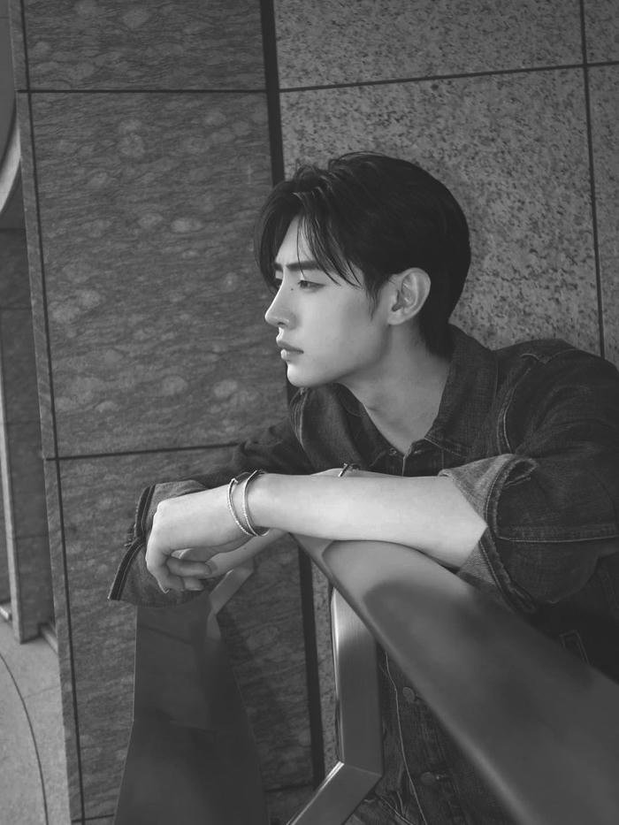 Avatar trắng đen tối giản siêu đẹp