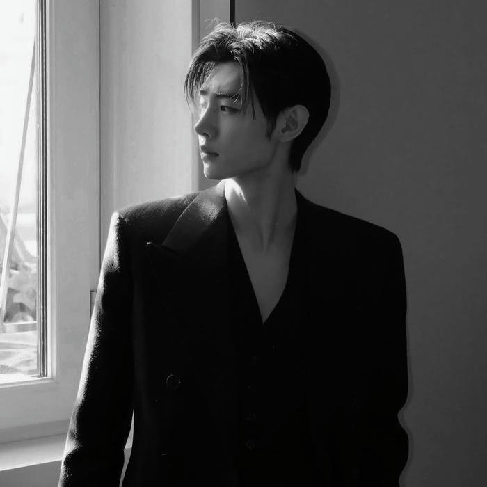 Avatar trắng đen tối giản thẩm mỹ