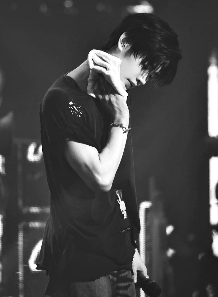 Avatar trắng đen tối giản tinh tế