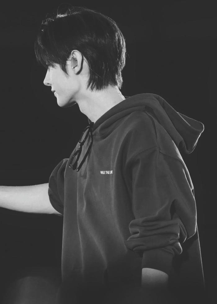 Avatar trắng đen tối giản trầm