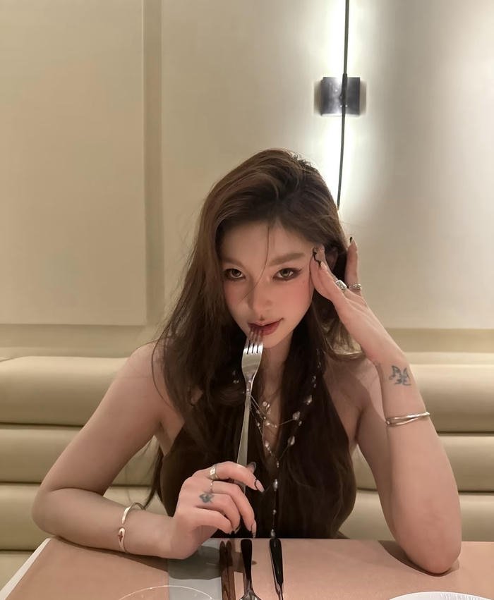 Hình ảnh avatar girl xinh nhẹ nhàng phối màu dịu