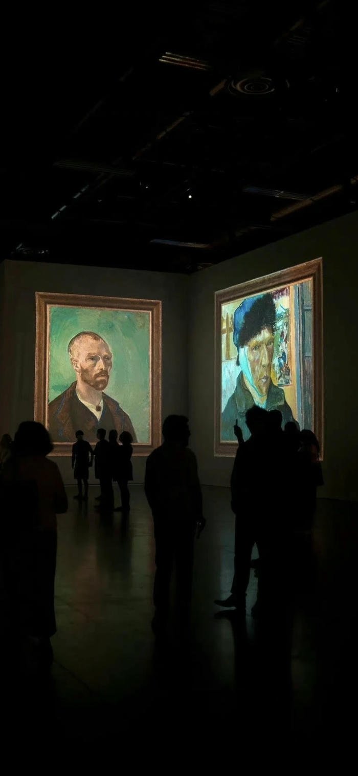 Hình ảnh nền tối sang trọng buổi triển lãm