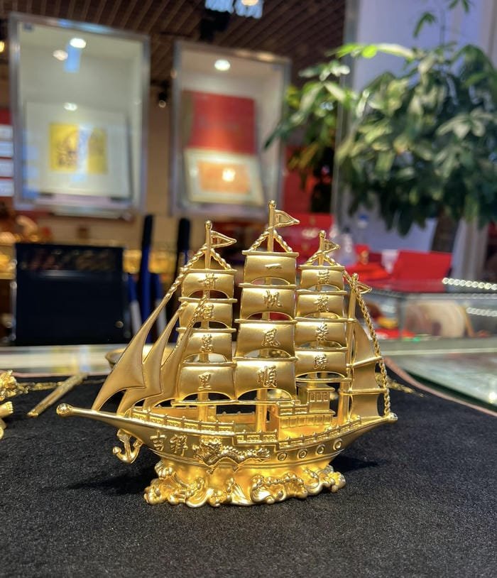 Hình ảnh phong thuỷ thuyền buồm rước lộc nhẹ mắt