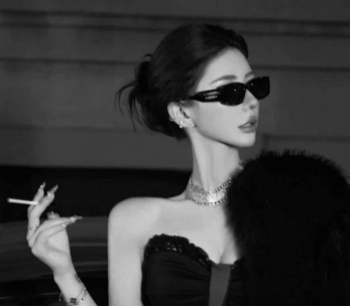 Hình avatar nghệ thuật tối màu cảm hứng