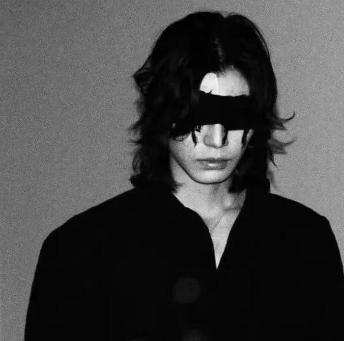 Hình avatar nghệ thuật tối màu tinh tế